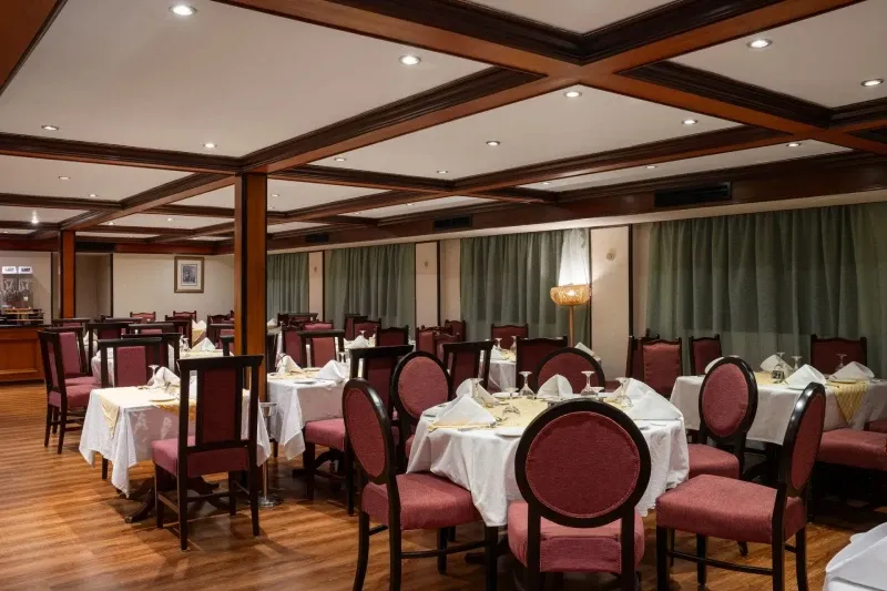 MS Nile Commodore 5-star restaurant and lounge bar — 140 seats, buffet dining, classic elegant décor, Presidential Nile Cruises Egypt