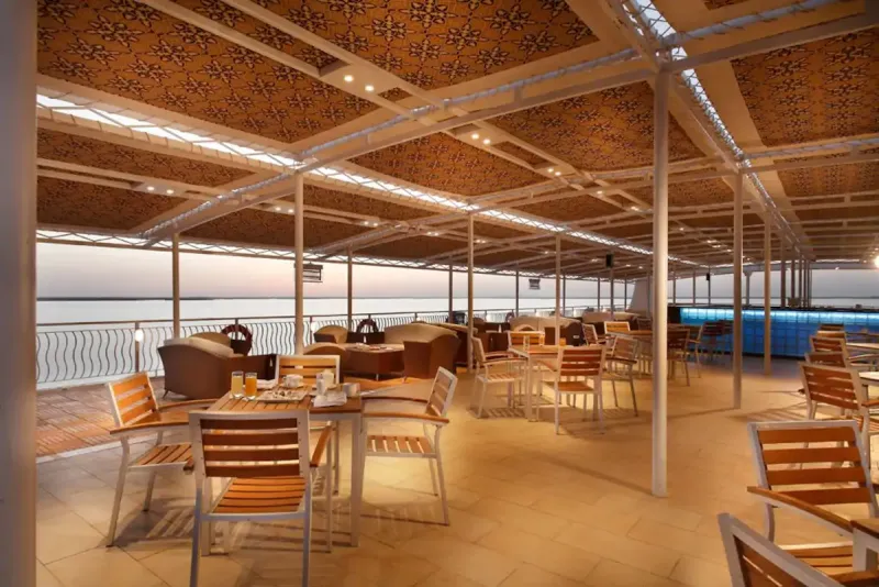Steigenberger Omar El Khayam large sun deck with swimming pool, pool bar and Jacuzzi overlooking Lake Nasser desert landscape Egypt 2026
