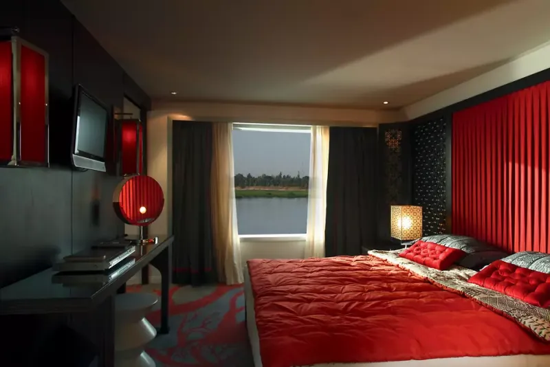 Mövenpick MS Darakum standard cabin — 20 square metres, panoramic sliding window with Nile views, bathtub in private bathroom, free WiFi, espresso machine, luxury Egypt 2026