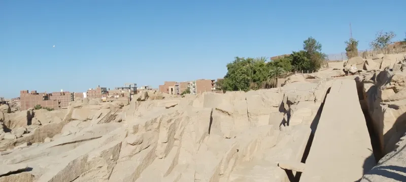 Unfinished Obelisk crack Aswan Egypt — the fatal granite flaw that caused abandonment 3500 years ago still visible in upper shaft
